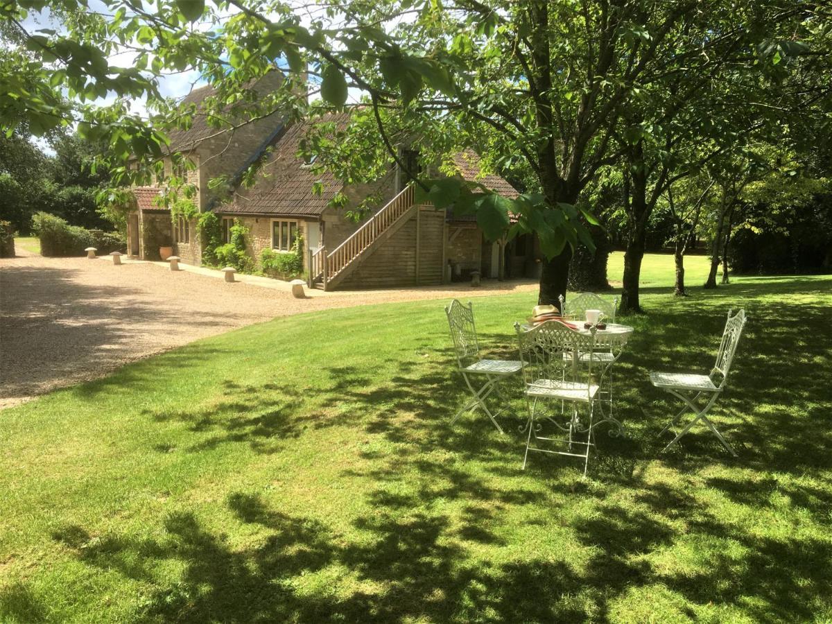 Great Ashley Farm Bed And Breakfast & Shepherds Huts Bradford-On-Avon Extérieur photo