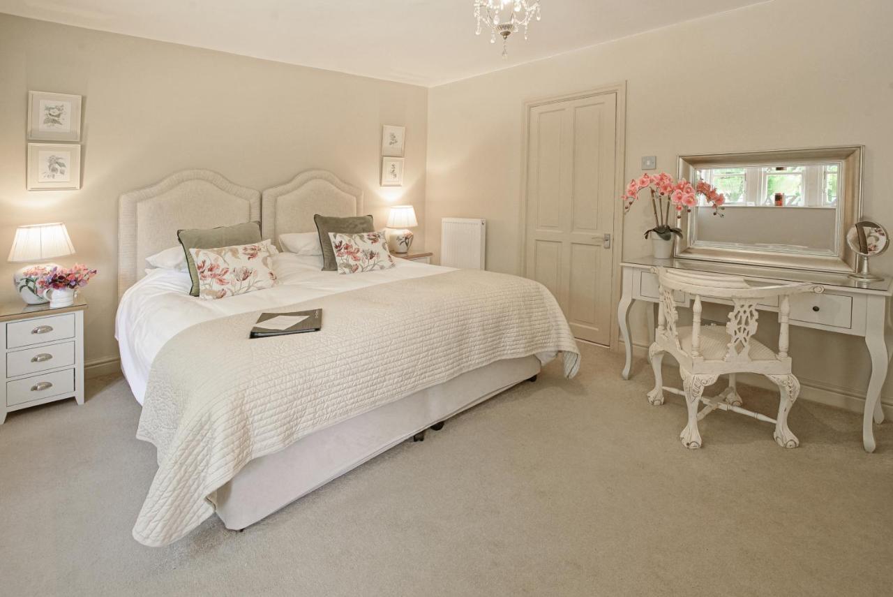 Great Ashley Farm Bed And Breakfast & Shepherds Huts Bradford-On-Avon Extérieur photo