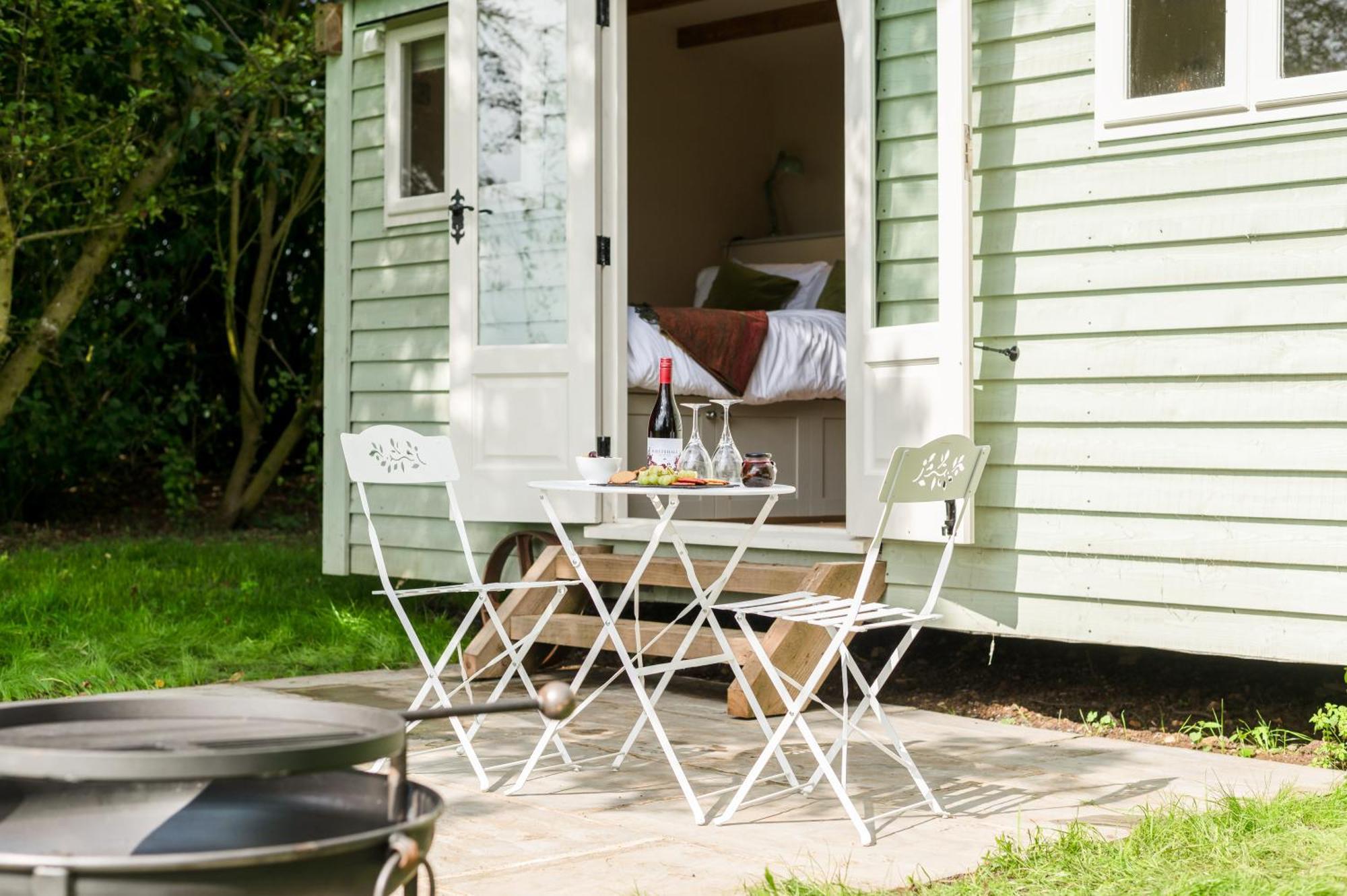 Great Ashley Farm Bed And Breakfast & Shepherds Huts Bradford-On-Avon Extérieur photo