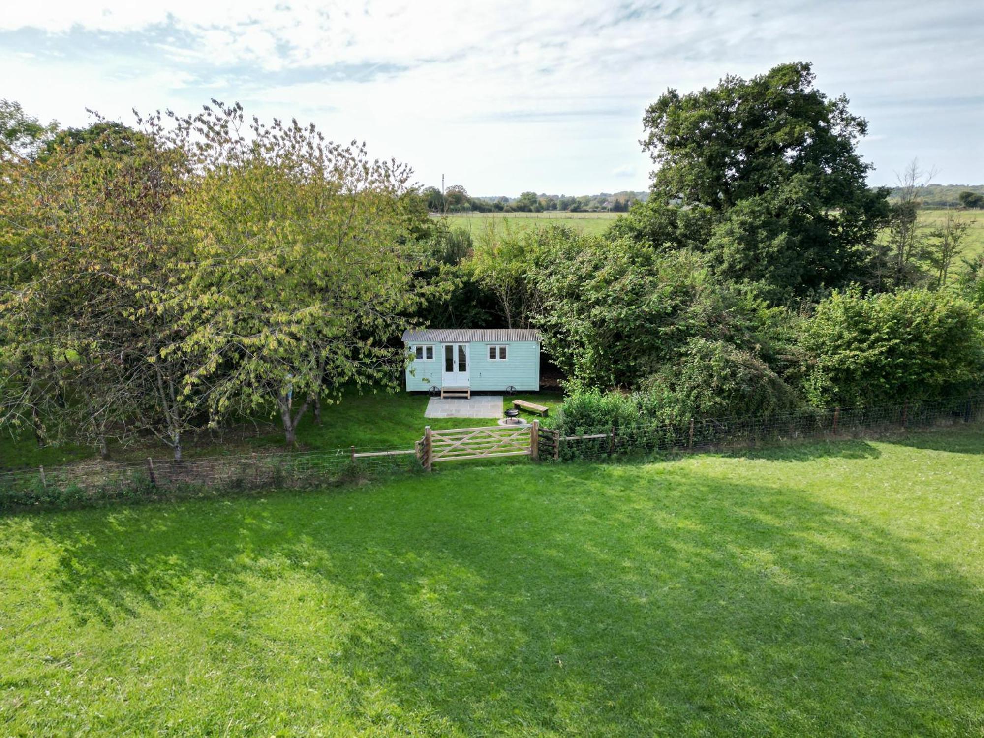 Great Ashley Farm Bed And Breakfast & Shepherds Huts Bradford-On-Avon Extérieur photo