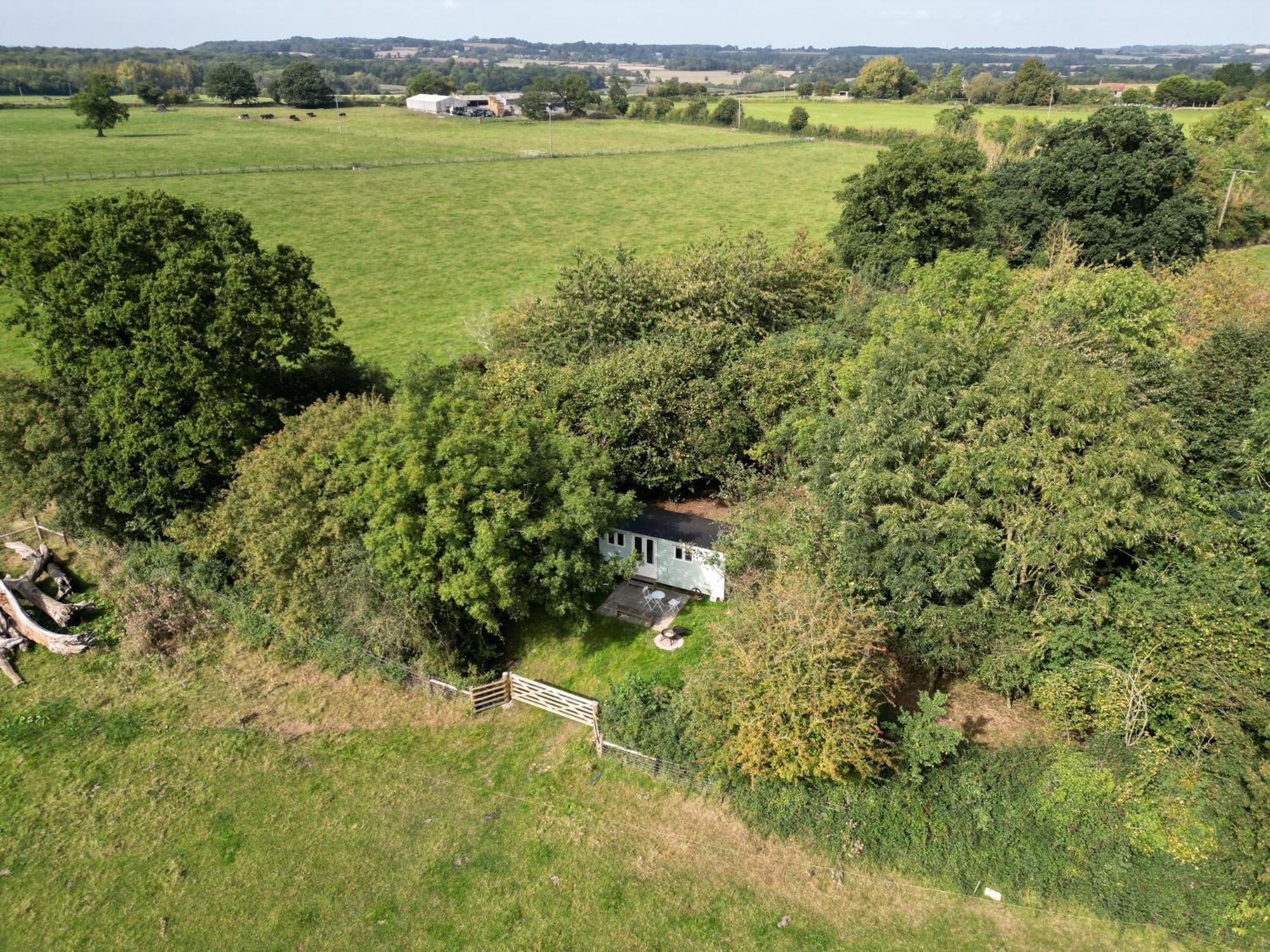 Great Ashley Farm Bed And Breakfast & Shepherds Huts Bradford-On-Avon Extérieur photo
